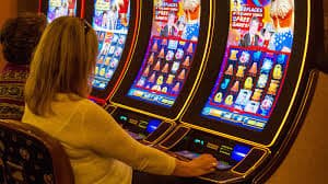 dj2d အက်ပ် မိုဘိုင်း ဂိမ်းများ Live Casino Slots ကစားနေသည့်ပုံ